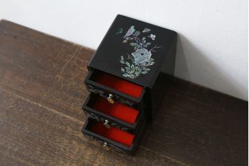中古　韓国民芸家具　華やかな螺鈿細工と可愛らしいつまみが魅力の小引き出し(小物収納、卓上収納)(R-081233)