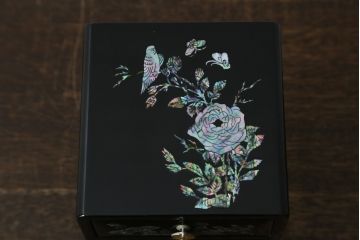中古　韓国民芸家具　華やかな螺鈿細工と可愛らしいつまみが魅力の小引き出し(小物収納、卓上収納)(R-081233)