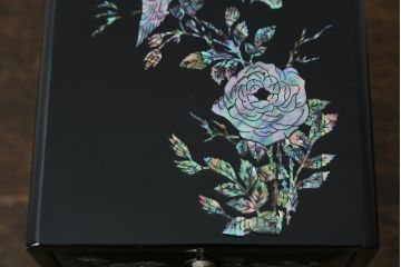 中古　韓国民芸家具　華やかな螺鈿細工と可愛らしいつまみが魅力の小引き出し(小物収納、卓上収納)(R-081233)