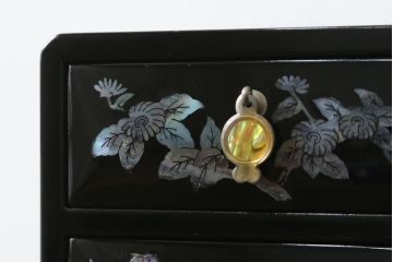 中古　韓国民芸家具　華やかな螺鈿細工と可愛らしいつまみが魅力の小引き出し(小物収納、卓上収納)(R-081233)