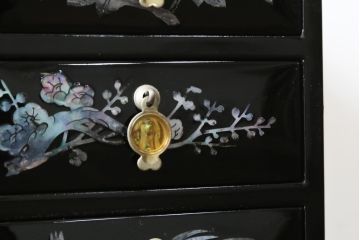 中古　韓国民芸家具　華やかな螺鈿細工と可愛らしいつまみが魅力の小引き出し(小物収納、卓上収納)(R-081233)