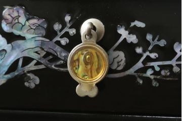 中古　韓国民芸家具　華やかな螺鈿細工と可愛らしいつまみが魅力の小引き出し(小物収納、卓上収納)(R-081233)