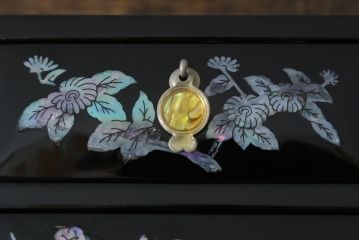 中古　韓国民芸家具　華やかな螺鈿細工と可愛らしいつまみが魅力の小引き出し(小物収納、卓上収納)(R-081233)