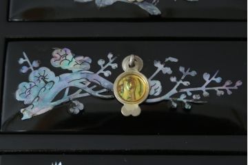 中古　韓国民芸家具　華やかな螺鈿細工と可愛らしいつまみが魅力の小引き出し(小物収納、卓上収納)(R-081233)