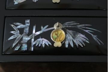 中古　韓国民芸家具　華やかな螺鈿細工と可愛らしいつまみが魅力の小引き出し(小物収納、卓上収納)(R-081233)