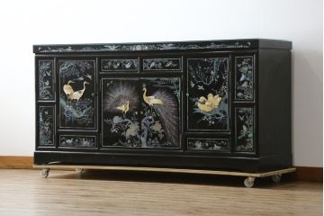中古　美品!!　高級品　韓国民芸家具　孔雀　鳳凰(ホウオウ)　花鳥図　蝶図　煌びやかで美しい螺鈿(ラデン)細工が見事なガラス天板のサイドボード(収納棚、戸棚、リビングボード、サイドキャビネット)(定価約150万円)(R-081234)