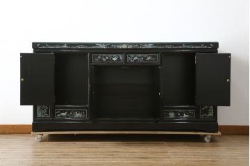 中古　美品!!　高級品　韓国民芸家具　孔雀　鳳凰(ホウオウ)　花鳥図　蝶図　煌びやかで美しい螺鈿(ラデン)細工が見事なガラス天板のサイドボード(収納棚、戸棚、リビングボード、サイドキャビネット)(定価約150万円)(R-081234)