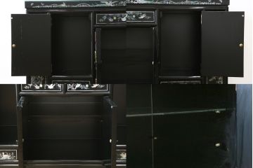 中古　美品!!　高級品　韓国民芸家具　孔雀　鳳凰(ホウオウ)　花鳥図　蝶図　煌びやかで美しい螺鈿(ラデン)細工が見事なガラス天板のサイドボード(収納棚、戸棚、リビングボード、サイドキャビネット)(定価約150万円)(R-081234)