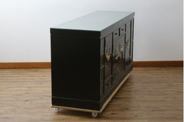 中古　美品!!　高級品　韓国民芸家具　孔雀　鳳凰(ホウオウ)　花鳥図　蝶図　煌びやかで美しい螺鈿(ラデン)細工が見事なガラス天板のサイドボード(収納棚、戸棚、リビングボード、サイドキャビネット)(定価約150万円)(R-081234)
