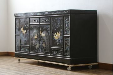 中古　美品!!　高級品　韓国民芸家具　孔雀　鳳凰(ホウオウ)　花鳥図　蝶図　煌びやかで美しい螺鈿(ラデン)細工が見事なガラス天板のサイドボード(収納棚、戸棚、リビングボード、サイドキャビネット)(定価約150万円)(R-081234)