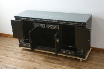 中古　美品!!　高級品　韓国民芸家具　孔雀　鳳凰(ホウオウ)　花鳥図　蝶図　煌びやかで美しい螺鈿(ラデン)細工が見事なガラス天板のサイドボード(収納棚、戸棚、リビングボード、サイドキャビネット)(定価約150万円)(R-081234)