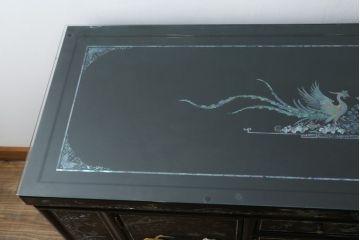 中古　美品!!　高級品　韓国民芸家具　孔雀　鳳凰(ホウオウ)　花鳥図　蝶図　煌びやかで美しい螺鈿(ラデン)細工が見事なガラス天板のサイドボード(収納棚、戸棚、リビングボード、サイドキャビネット)(定価約150万円)(R-081234)