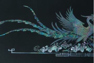 中古　美品!!　高級品　韓国民芸家具　孔雀　鳳凰(ホウオウ)　花鳥図　蝶図　煌びやかで美しい螺鈿(ラデン)細工が見事なガラス天板のサイドボード(収納棚、戸棚、リビングボード、サイドキャビネット)(定価約150万円)(R-081234)