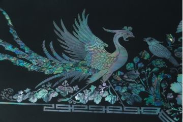 中古　美品!!　高級品　韓国民芸家具　孔雀　鳳凰(ホウオウ)　花鳥図　蝶図　煌びやかで美しい螺鈿(ラデン)細工が見事なガラス天板のサイドボード(収納棚、戸棚、リビングボード、サイドキャビネット)(定価約150万円)(R-081234)