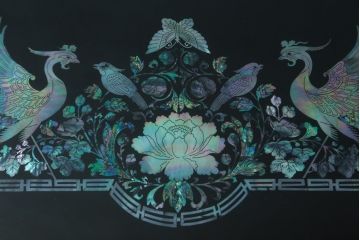 中古　美品!!　高級品　韓国民芸家具　孔雀　鳳凰(ホウオウ)　花鳥図　蝶図　煌びやかで美しい螺鈿(ラデン)細工が見事なガラス天板のサイドボード(収納棚、戸棚、リビングボード、サイドキャビネット)(定価約150万円)(R-081234)