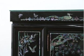 中古　美品!!　高級品　韓国民芸家具　孔雀　鳳凰(ホウオウ)　花鳥図　蝶図　煌びやかで美しい螺鈿(ラデン)細工が見事なガラス天板のサイドボード(収納棚、戸棚、リビングボード、サイドキャビネット)(定価約150万円)(R-081234)