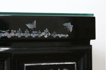 中古　美品!!　高級品　韓国民芸家具　孔雀　鳳凰(ホウオウ)　花鳥図　蝶図　煌びやかで美しい螺鈿(ラデン)細工が見事なガラス天板のサイドボード(収納棚、戸棚、リビングボード、サイドキャビネット)(定価約150万円)(R-081234)
