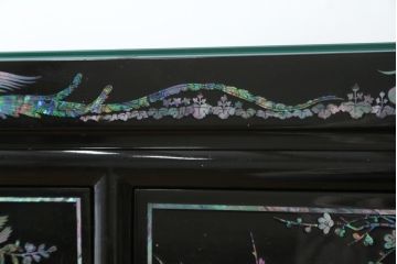 中古　美品!!　高級品　韓国民芸家具　孔雀　鳳凰(ホウオウ)　花鳥図　蝶図　煌びやかで美しい螺鈿(ラデン)細工が見事なガラス天板のサイドボード(収納棚、戸棚、リビングボード、サイドキャビネット)(定価約150万円)(R-081234)