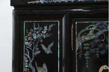 中古　美品!!　高級品　韓国民芸家具　孔雀　鳳凰(ホウオウ)　花鳥図　蝶図　煌びやかで美しい螺鈿(ラデン)細工が見事なガラス天板のサイドボード(収納棚、戸棚、リビングボード、サイドキャビネット)(定価約150万円)(R-081234)