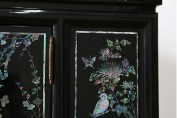 中古　美品!!　高級品　韓国民芸家具　孔雀　鳳凰(ホウオウ)　花鳥図　蝶図　煌びやかで美しい螺鈿(ラデン)細工が見事なガラス天板のサイドボード(収納棚、戸棚、リビングボード、サイドキャビネット)(定価約150万円)(R-081234)