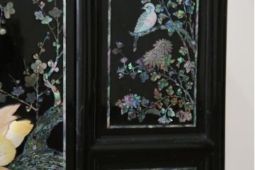 中古　美品!!　高級品　韓国民芸家具　孔雀　鳳凰(ホウオウ)　花鳥図　蝶図　煌びやかで美しい螺鈿(ラデン)細工が見事なガラス天板のサイドボード(収納棚、戸棚、リビングボード、サイドキャビネット)(定価約150万円)(R-081234)