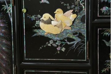 中古　美品!!　高級品　韓国民芸家具　孔雀　鳳凰(ホウオウ)　花鳥図　蝶図　煌びやかで美しい螺鈿(ラデン)細工が見事なガラス天板のサイドボード(収納棚、戸棚、リビングボード、サイドキャビネット)(定価約150万円)(R-081234)