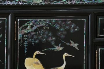 中古　美品!!　高級品　韓国民芸家具　孔雀　鳳凰(ホウオウ)　花鳥図　蝶図　煌びやかで美しい螺鈿(ラデン)細工が見事なガラス天板のサイドボード(収納棚、戸棚、リビングボード、サイドキャビネット)(定価約150万円)(R-081234)