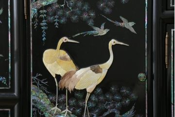中古　美品!!　高級品　韓国民芸家具　孔雀　鳳凰(ホウオウ)　花鳥図　蝶図　煌びやかで美しい螺鈿(ラデン)細工が見事なガラス天板のサイドボード(収納棚、戸棚、リビングボード、サイドキャビネット)(定価約150万円)(R-081234)