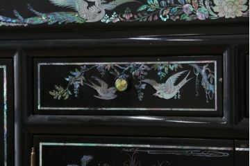 中古　美品!!　高級品　韓国民芸家具　孔雀　鳳凰(ホウオウ)　花鳥図　蝶図　煌びやかで美しい螺鈿(ラデン)細工が見事なガラス天板のサイドボード(収納棚、戸棚、リビングボード、サイドキャビネット)(定価約150万円)(R-081234)