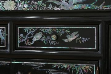 中古　美品!!　高級品　韓国民芸家具　孔雀　鳳凰(ホウオウ)　花鳥図　蝶図　煌びやかで美しい螺鈿(ラデン)細工が見事なガラス天板のサイドボード(収納棚、戸棚、リビングボード、サイドキャビネット)(定価約150万円)(R-081234)