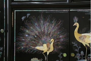 中古　美品!!　高級品　韓国民芸家具　孔雀　鳳凰(ホウオウ)　花鳥図　蝶図　煌びやかで美しい螺鈿(ラデン)細工が見事なガラス天板のサイドボード(収納棚、戸棚、リビングボード、サイドキャビネット)(定価約150万円)(R-081234)