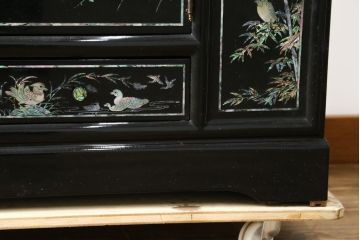 中古　美品!!　高級品　韓国民芸家具　孔雀　鳳凰(ホウオウ)　花鳥図　蝶図　煌びやかで美しい螺鈿(ラデン)細工が見事なガラス天板のサイドボード(収納棚、戸棚、リビングボード、サイドキャビネット)(定価約150万円)(R-081234)