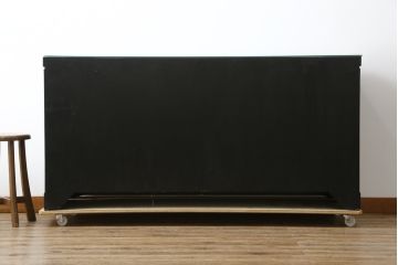 中古　美品!!　高級品　韓国民芸家具　孔雀　鳳凰(ホウオウ)　花鳥図　蝶図　煌びやかで美しい螺鈿(ラデン)細工が見事なガラス天板のサイドボード(収納棚、戸棚、リビングボード、サイドキャビネット)(定価約150万円)(R-081234)