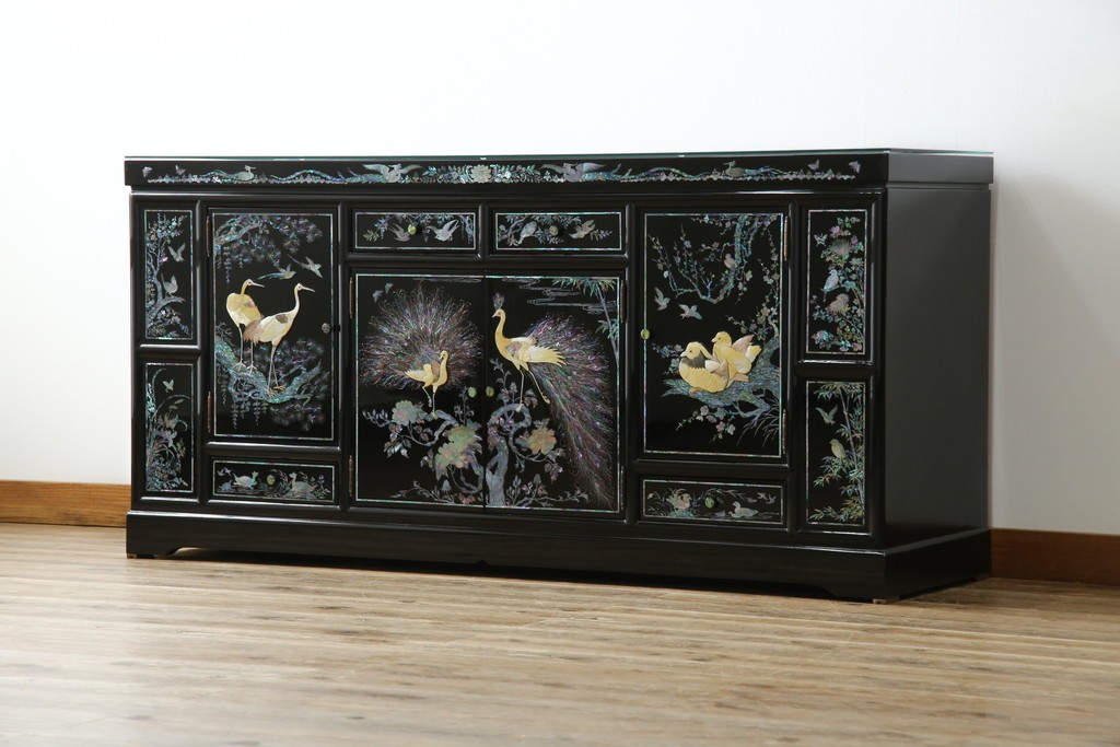 中古　美品!!　高級品　韓国民芸家具　孔雀　鳳凰(ホウオウ)　花鳥図　蝶図　煌びやかで美しい螺鈿(ラデン)細工が見事なガラス天板のサイドボード　定価約150万円相当　(R-081234)