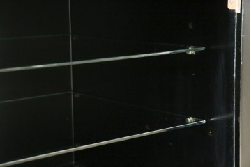 中古　美品!!　高級品　韓国民芸家具　孔雀　鳳凰(ホウオウ)　花鳥図　蝶図　煌びやかで美しい螺鈿(ラデン)細工が見事なガラス天板のサイドボード　定価約150万円相当　(R-081234)