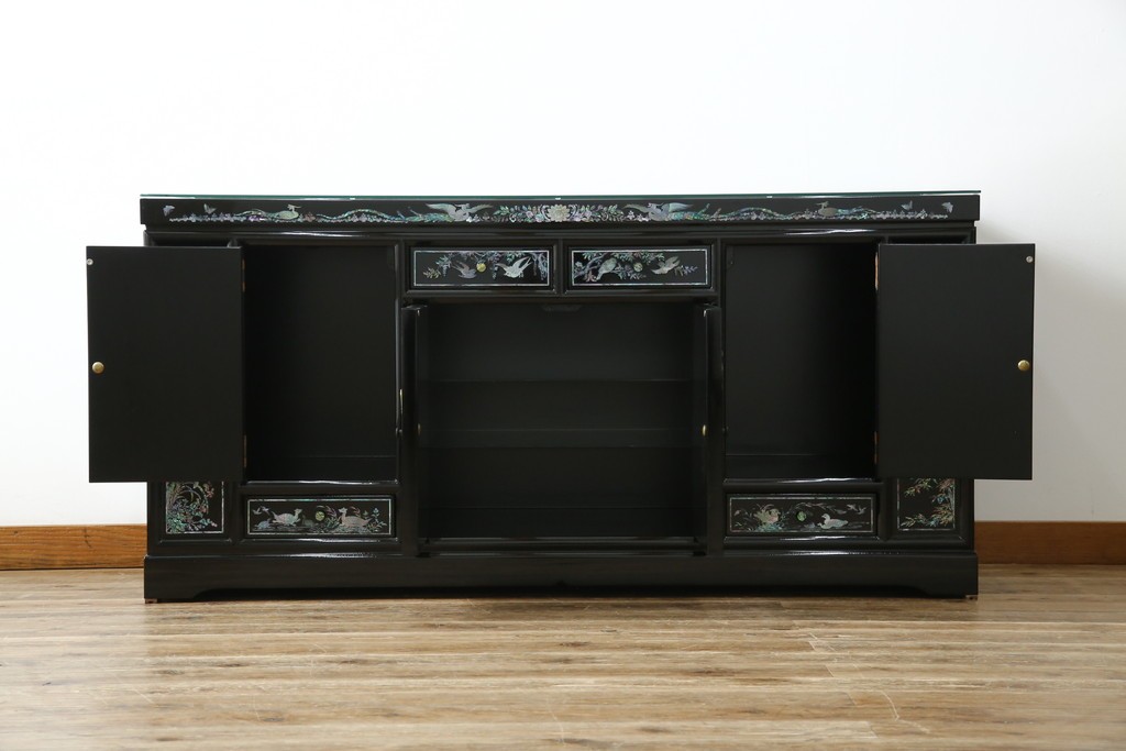 中古　美品!!　高級品　韓国民芸家具　孔雀　鳳凰(ホウオウ)　花鳥図　蝶図　煌びやかで美しい螺鈿(ラデン)細工が見事なガラス天板のサイドボード　定価約150万円相当　(R-081234)