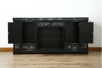 中古　美品!!　高級品　韓国民芸家具　孔雀　鳳凰(ホウオウ)　花鳥図　蝶図　煌びやかで美しい螺鈿(ラデン)細工が見事なガラス天板のサイドボード　定価約150万円相当　(R-081234)