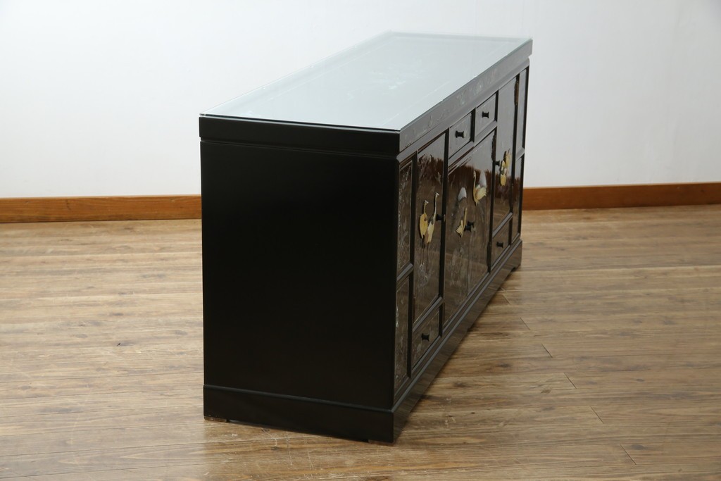 中古　美品!!　高級品　韓国民芸家具　孔雀　鳳凰(ホウオウ)　花鳥図　蝶図　煌びやかで美しい螺鈿(ラデン)細工が見事なガラス天板のサイドボード　定価約150万円相当　(R-081234)