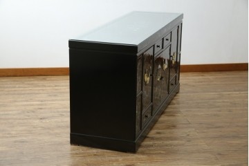 中古　美品!!　高級品　韓国民芸家具　孔雀　鳳凰(ホウオウ)　花鳥図　蝶図　煌びやかで美しい螺鈿(ラデン)細工が見事なガラス天板のサイドボード　定価約150万円相当　(R-081234)