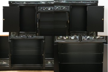 中古　美品!!　高級品　韓国民芸家具　孔雀　鳳凰(ホウオウ)　花鳥図　蝶図　煌びやかで美しい螺鈿(ラデン)細工が見事なガラス天板のサイドボード　定価約150万円相当　(R-081234)