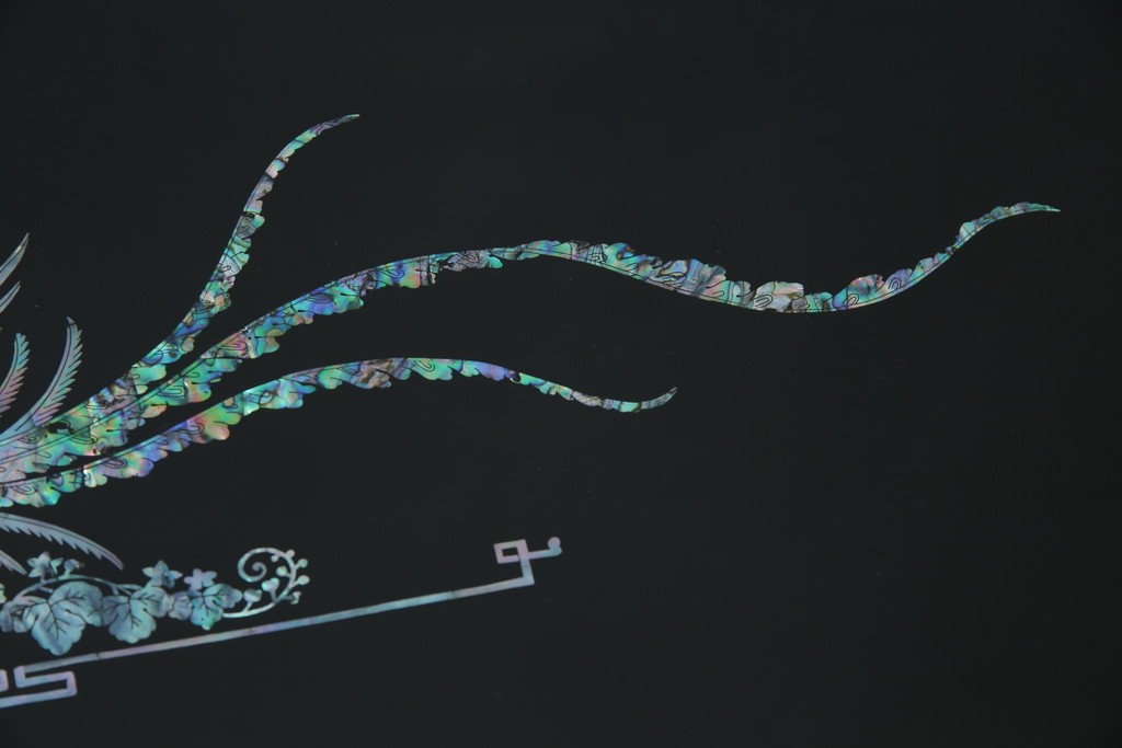 中古　美品!!　高級品　韓国民芸家具　孔雀　鳳凰(ホウオウ)　花鳥図　蝶図　煌びやかで美しい螺鈿(ラデン)細工が見事なガラス天板のサイドボード　定価約150万円相当　(R-081234)