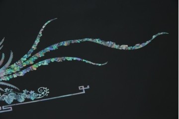 中古　美品!!　高級品　韓国民芸家具　孔雀　鳳凰(ホウオウ)　花鳥図　蝶図　煌びやかで美しい螺鈿(ラデン)細工が見事なガラス天板のサイドボード　定価約150万円相当　(R-081234)