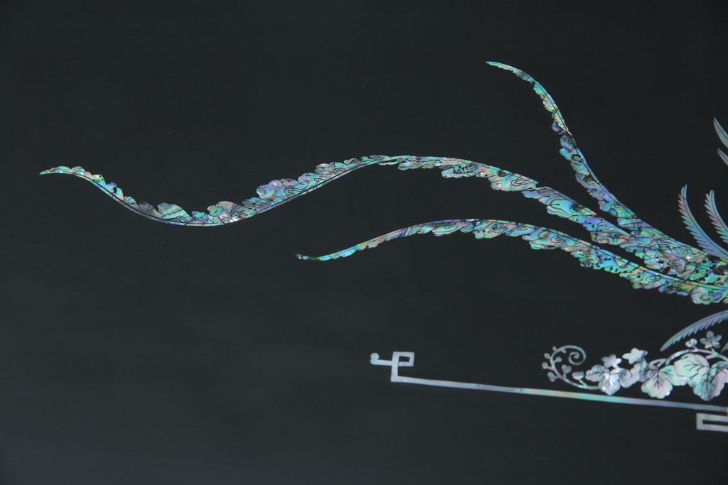 中古　美品!!　高級品　韓国民芸家具　孔雀　鳳凰(ホウオウ)　花鳥図　蝶図　煌びやかで美しい螺鈿(ラデン)細工が見事なガラス天板のサイドボード　定価約150万円相当　(R-081234)