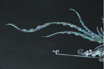 中古　美品!!　高級品　韓国民芸家具　孔雀　鳳凰(ホウオウ)　花鳥図　蝶図　煌びやかで美しい螺鈿(ラデン)細工が見事なガラス天板のサイドボード　定価約150万円相当　(R-081234)