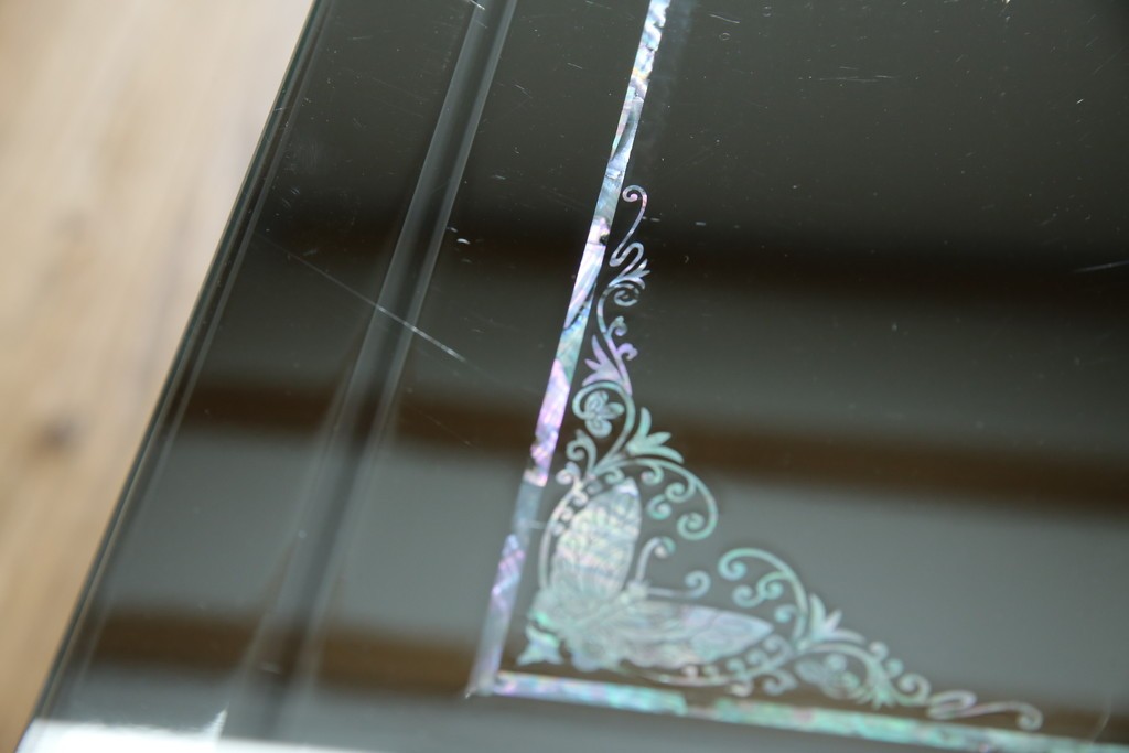 中古　美品!!　高級品　韓国民芸家具　孔雀　鳳凰(ホウオウ)　花鳥図　蝶図　煌びやかで美しい螺鈿(ラデン)細工が見事なガラス天板のサイドボード　定価約150万円相当　(R-081234)