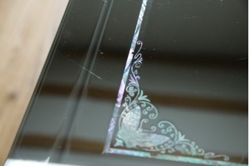 中古　美品!!　高級品　韓国民芸家具　孔雀　鳳凰(ホウオウ)　花鳥図　蝶図　煌びやかで美しい螺鈿(ラデン)細工が見事なガラス天板のサイドボード　定価約150万円相当　(R-081234)