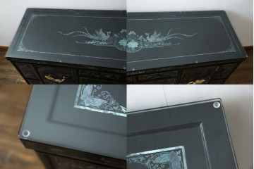 中古　美品!!　高級品　韓国民芸家具　孔雀　鳳凰(ホウオウ)　花鳥図　蝶図　煌びやかで美しい螺鈿(ラデン)細工が見事なガラス天板のサイドボード　定価約150万円相当　(R-081234)