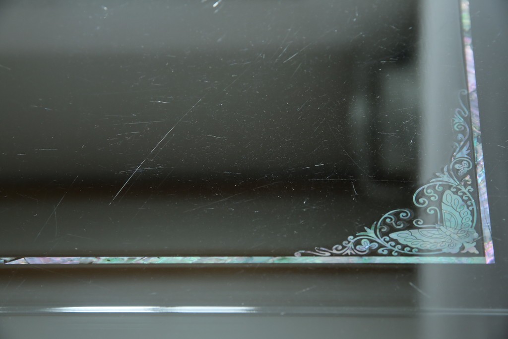 中古　美品!!　高級品　韓国民芸家具　孔雀　鳳凰(ホウオウ)　花鳥図　蝶図　煌びやかで美しい螺鈿(ラデン)細工が見事なガラス天板のサイドボード　定価約150万円相当　(R-081234)