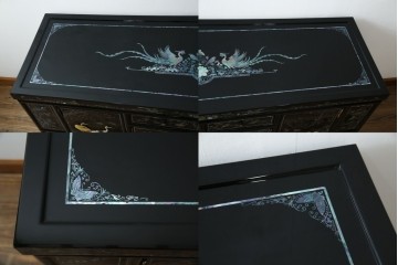 中古　美品!!　高級品　韓国民芸家具　孔雀　鳳凰(ホウオウ)　花鳥図　蝶図　煌びやかで美しい螺鈿(ラデン)細工が見事なガラス天板のサイドボード　定価約150万円相当　(R-081234)