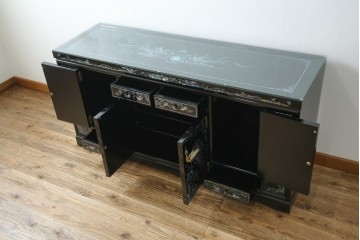 中古　美品!!　高級品　韓国民芸家具　孔雀　鳳凰(ホウオウ)　花鳥図　蝶図　煌びやかで美しい螺鈿(ラデン)細工が見事なガラス天板のサイドボード　定価約150万円相当　(R-081234)